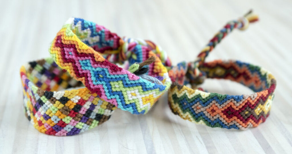 making-bracelets-with-string-in-multi-colored-alpha