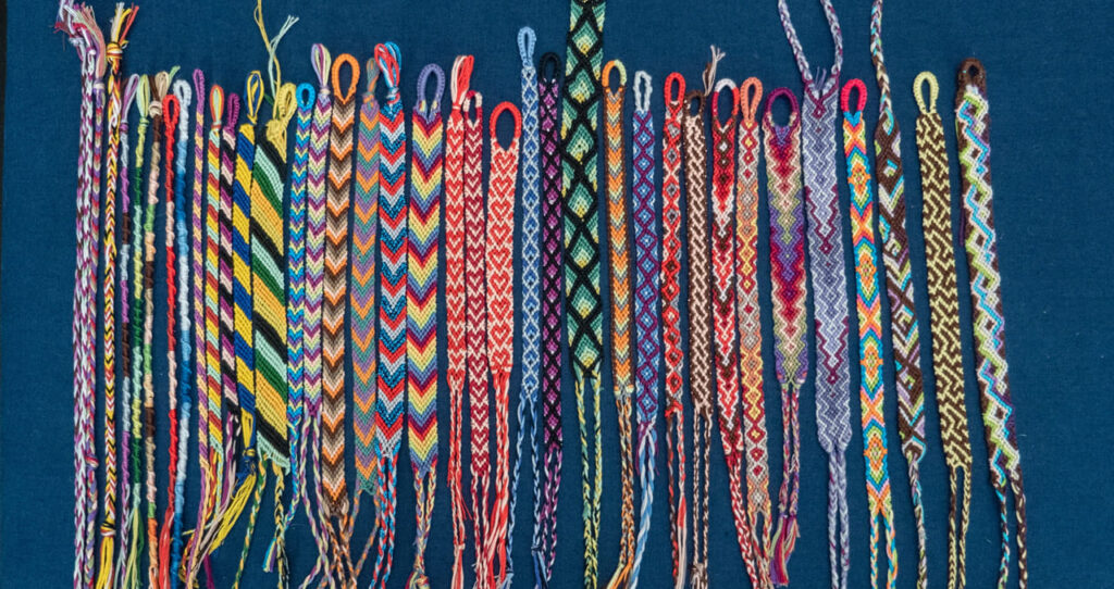 simple-friendship-bracelet-patterns-by-arranging-the-desired-colors